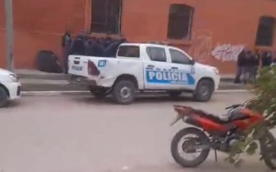 EL INTENDENTE DE FONTANA MANDÓ A VALLAR LA MUNICIPALIDAD CON POLICÍAS